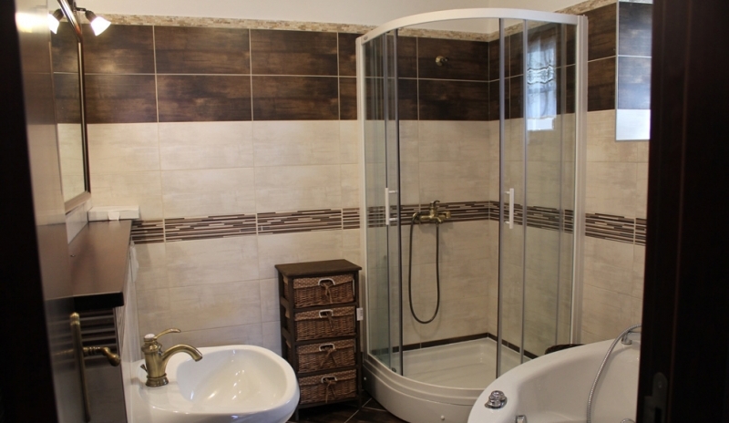 Modernes Badezimmer mit Duschkabine in einem Haus zum Verkauf in Strp, Montenegro: Fliesen, Sanitäranlagen und Möbel.