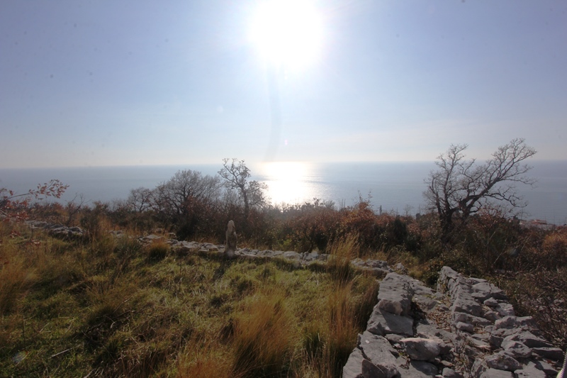 Panoramablick auf das Meer vom Grundstück in Reževići, Montenegro: Naturlandschaft und Steinmauerwerk.