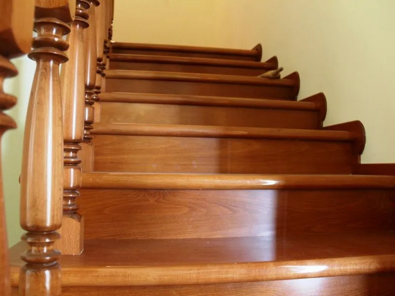 Klassische Holztreppe mit geschnitztem Geländer in einem Haus zum Verkauf in Šušanj, Montenegro.