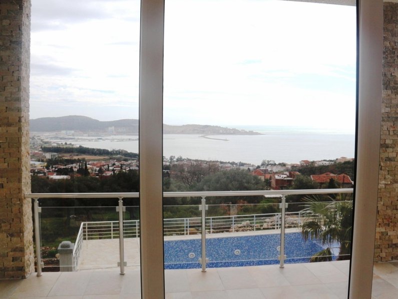 Karadağ, Shushan’daki evin oturma odasından görünüm: deniz, havuz ve doğal taş duvar kaplaması panoraması.