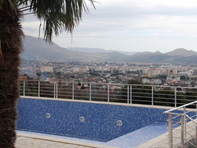 Şuşanj ve dağlara panoramik manzaralı, mavi mozaikli havuz, Karadağ.