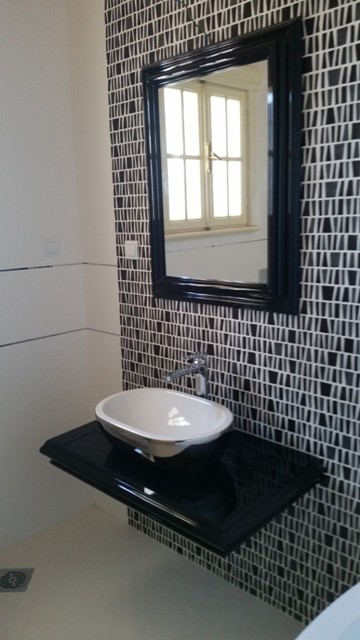 Karadağ, Šušanj’daki villada banyo: şık siyah lavabo, ayna ve iç mekânda mozaik fayanslar.