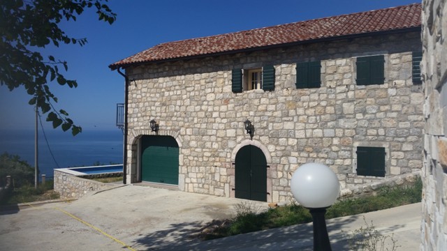 Karadağ, Shushan'da garajlı, yeşil panjurlu ve deniz manzaralı havuzlu iki katlı taş villa.