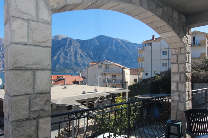 Pogled sa kamene terase na planine i more u kući, Stoliv, Crna Gora: panorama sa balkona sa kovanom ogradom.