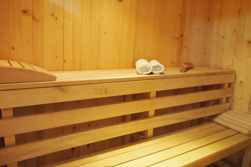 Holzsauna mit Liegen und Badeutensilien im Hotel in Bečići, Montenegro.