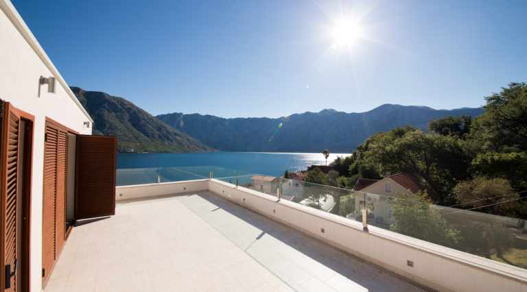Geräumige Terrasse mit Panoramablick auf das Meer und die Berge in einem Haus, Stoliv, Bucht von Kotor, Montenegro.