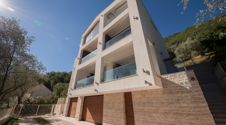 Moderne dreistöckige Villa mit Terrassen in Stoliv, Bucht von Kotor, Montenegro: Blick auf die Fassade und die Garage.