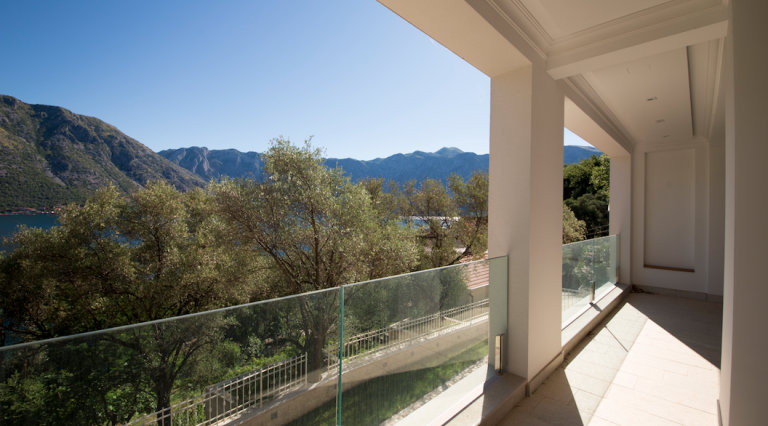 Geräumiger Balkon mit Panoramablick auf die Bucht von Kotor und die Berge, moderne Villa in Stoliv, Montenegro.