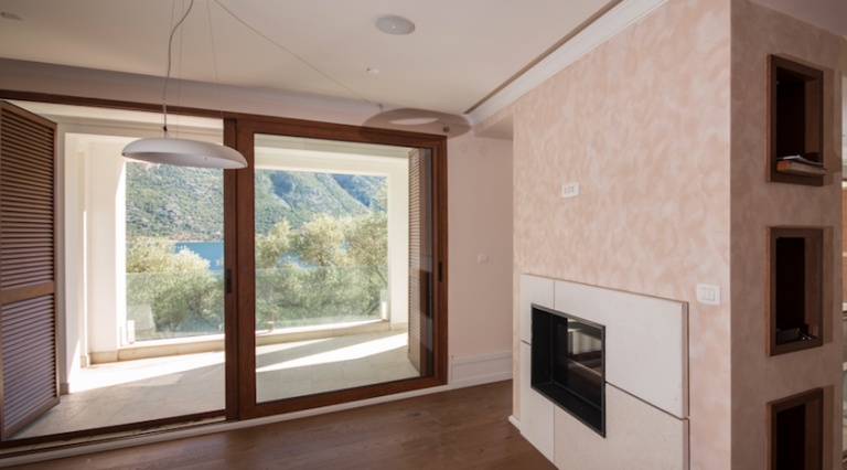 Wohnzimmer mit Kamin und Panoramablick auf das Meer in einem Haus in Stoliv, Bucht von Kotor, Montenegro.