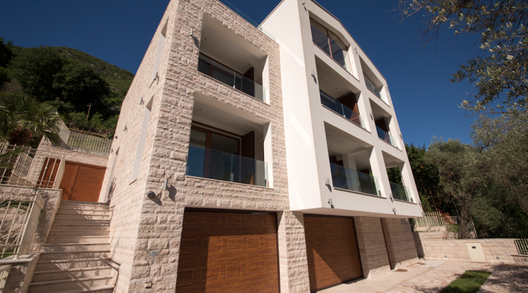 Moderne Villa mit Natursteinverkleidung und Garage in Stoliv, Bucht von Kotor, Montenegro.