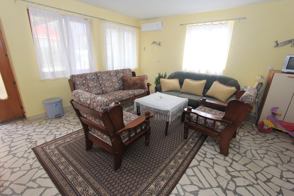 Wohnzimmer mit Polstermöbeln und Steinboden in einem Haus zum Verkauf in Radanovići, Montenegro.