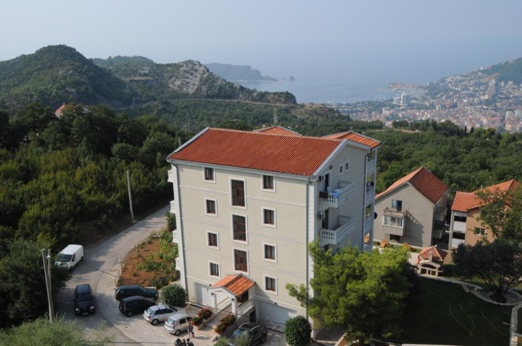 Czteropiętrowa willa w Markovici, Czarnogóra, z panoramicznym widokiem na góry i wybrzeże Morza Adriatyckiego.
