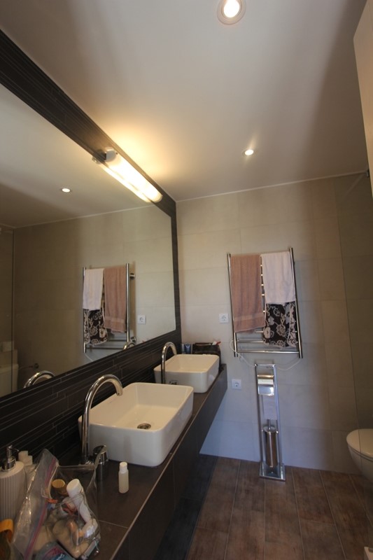 Modernes Badezimmer mit zwei Waschbecken im Haus, Luštica, Montenegro: stilvolle Ausstattung und großer Spiegel.