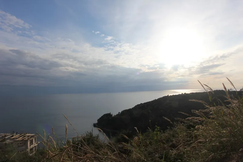 Panoramablick auf die Adria und die Berge von einem Grundstück in Budva, Montenegro, vor Sonnenuntergang.