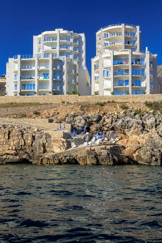 Moderner Wohnkomplex an der felsigen Meeresküste in Dobra Voda, Montenegro, mit Privatstrand und Terrassen.
