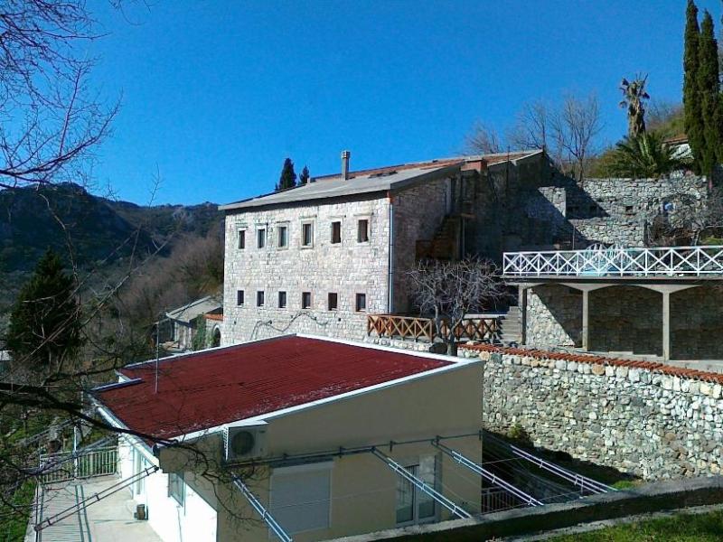 Steinhaus im traditionellen Stil mit Terrasse und Bergblick im Ort Mišići, Bar, Montenegro.