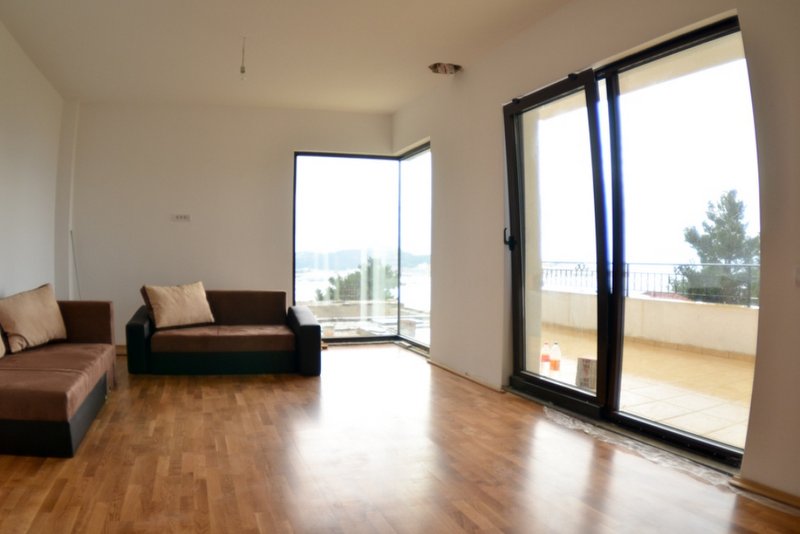 Wohnzimmer mit Panoramafenstern, Zugang zur Terrasse und Meerblick in einem Haus, Stadt Šušanj, Montenegro.