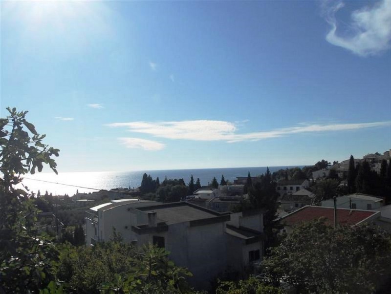 Weitwinkelblick auf das Meer und die Gebäude von oben
