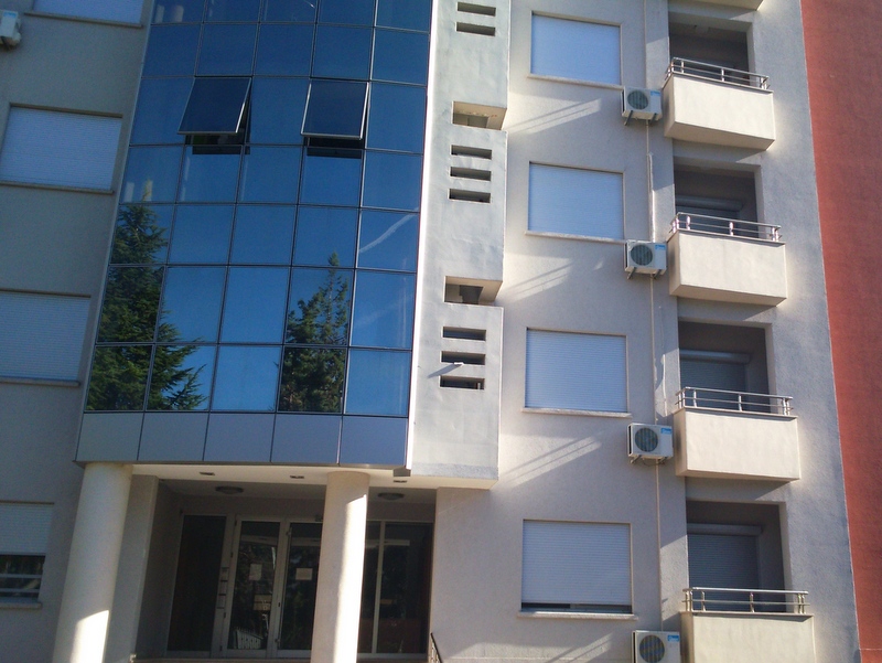 Fassade eines modernen Wohngebäudes mit Balkonen und Glasfenstern