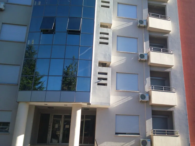 Fassade eines modernen Wohngebäudes mit Balkonen und Glasfenstern