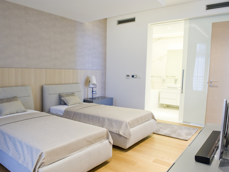 Dukley apartmanlarında iki yataklı modern yatak odası, Bečići, Karadağ: şık iç mekan ve özel banyo.