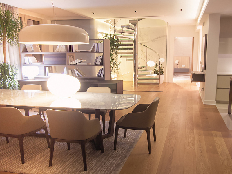Dukley Gardens, Bečići, Karadağ’da modern oturma odası: yemek alanı, tasarım винтовая merdiven ve dekor.