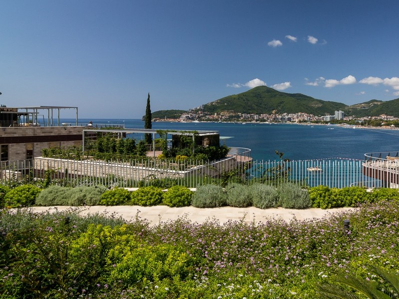 Dukley Gardens kompleksinden Bečići plajı ve deniz manzarası, Karadağ: peyzaj tasarımı, teraslar ve panoramik manzara.