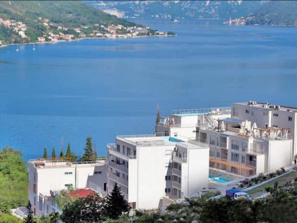 Moderner Wohnkomplex in Dobrota, Montenegro, mit Panoramablick auf die Bucht von Kotor und Außenpool.