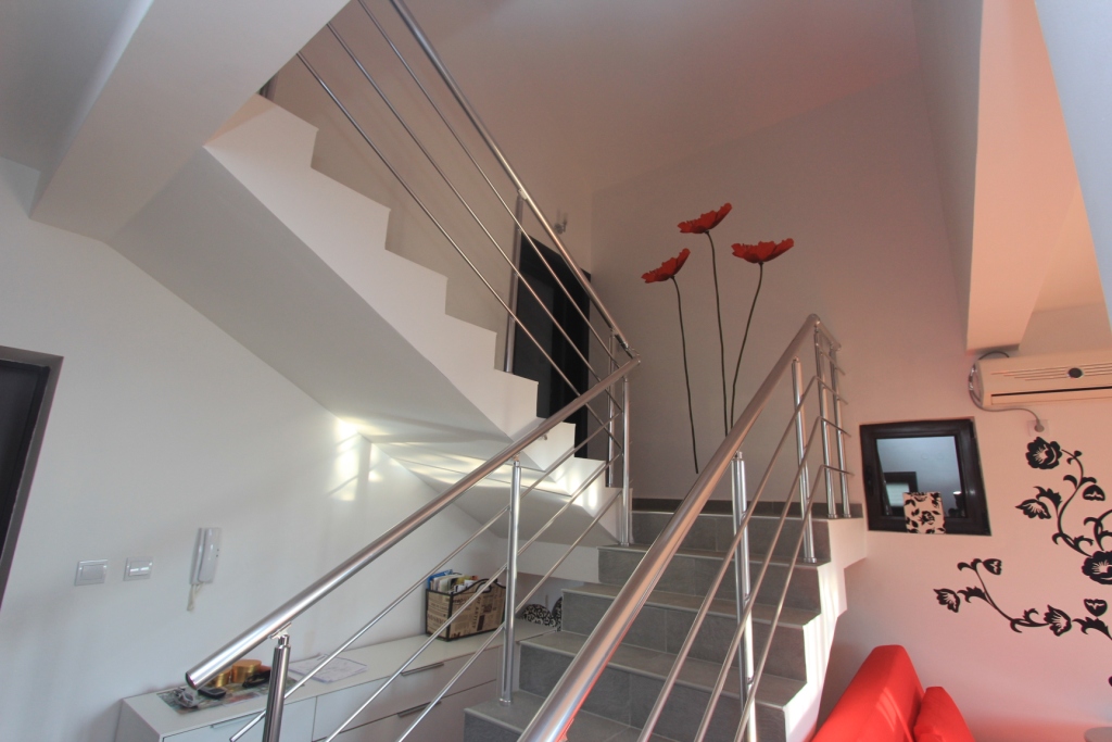 Moderne Treppe mit Metallgeländer im Innenraum einer Wohnung in Rafailovići, Montenegro.