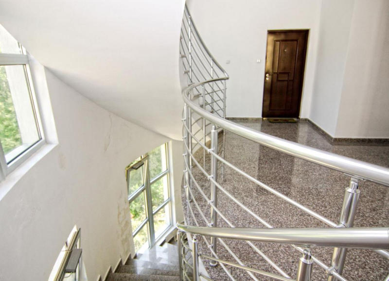Metal korkuluklu ve granit zeminli spiral merdiven, dairede, Bečići, Karadağ.