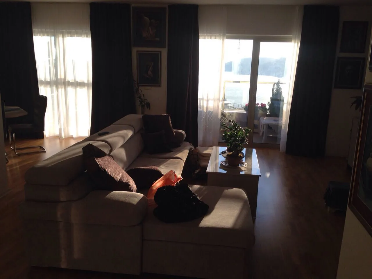 Wohnzimmer in einer Wohnung in Bečići, Montenegro: helles Sofa, Couchtisch und Ausgang zur Terrasse mit Meerblick.
