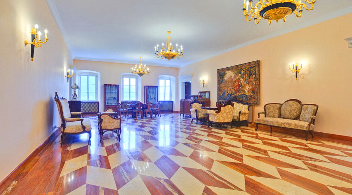Luxuriöses Wohnzimmer mit Marmorboden und antiken Möbeln in einer Villa in Dobrota, Montenegro. Klassisches Interieur.