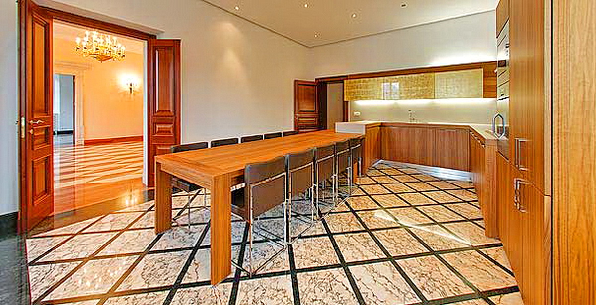 Küche mit Holzmöbeln und Marmorboden in einer Villa in Dobrota, Montenegro: modernes Interieur und Essbereich.