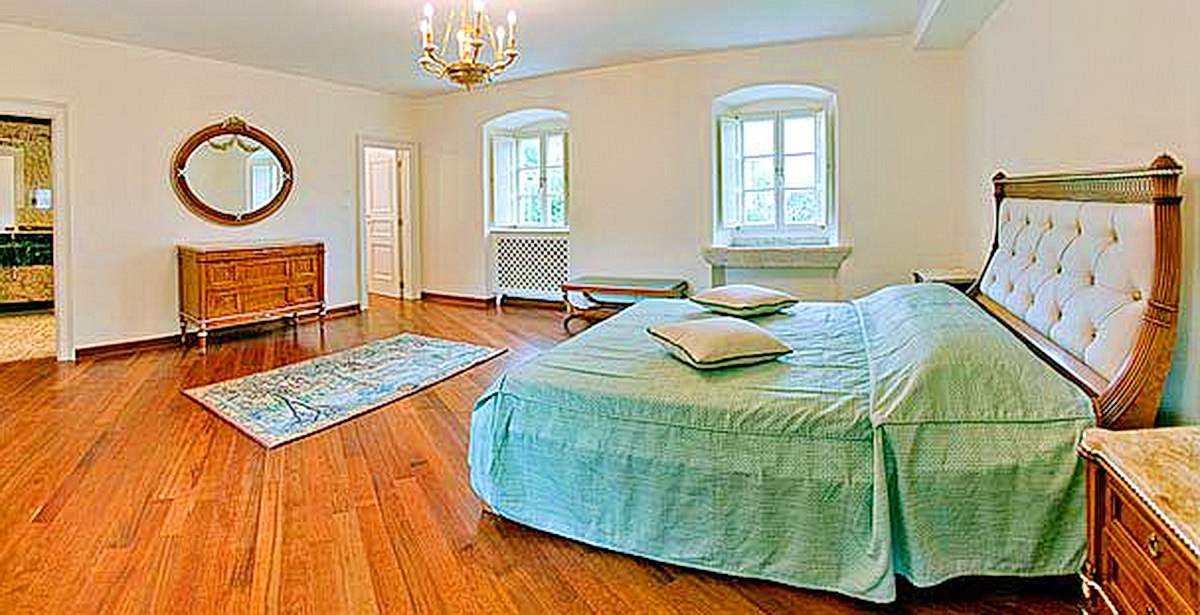 Geräumiges Schlafzimmer mit Doppelbett und Parkett in einer Villa in Dobrota, Montenegro. Klassisches Interieur mit Kommode.