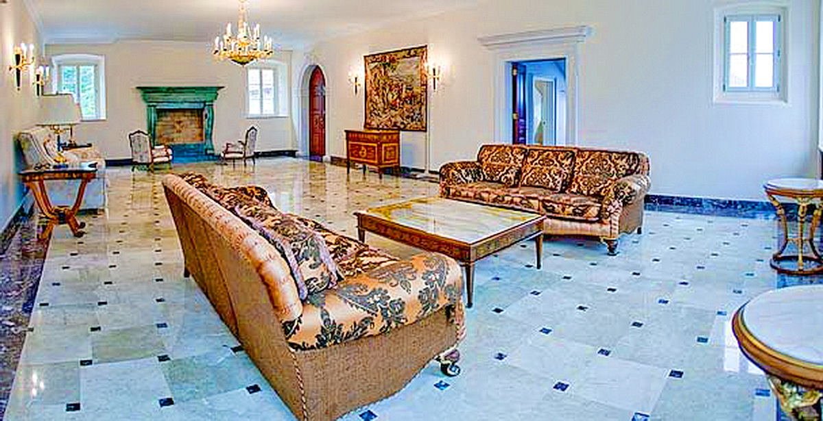 Luxuriöses Wohnzimmer mit Marmorboden und Kamin in einer Villa in Dobrota, Montenegro: klassische Möbel und Dekor.