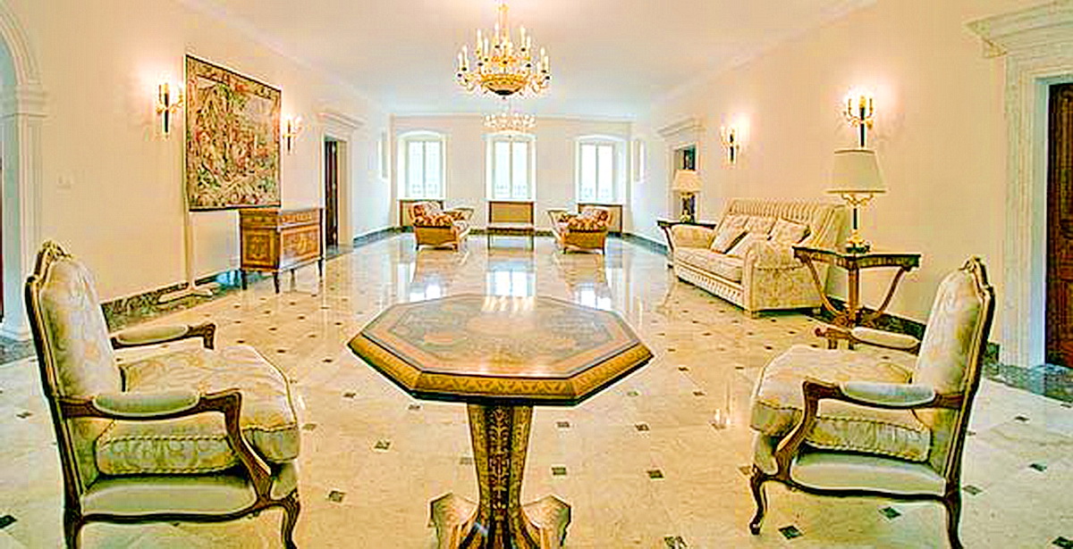 Luxuriöses Wohnzimmer im klassischen Stil in einer Villa in Dobrota, Montenegro: Marmorboden, antike Möbel und Kronleuchter.