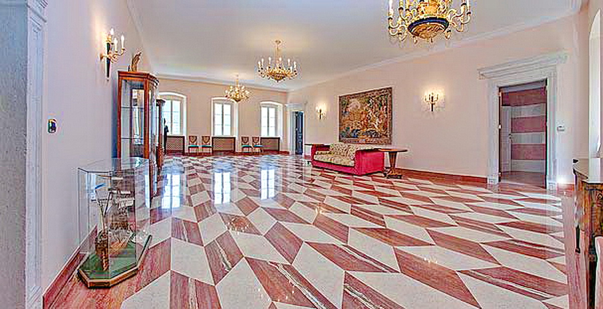 Luxuriöses Wohnzimmer mit Marmorboden und Kronleuchtern in einer Villa in Dobrota, Montenegro: klassisches Interieur mit Antiquitäten.