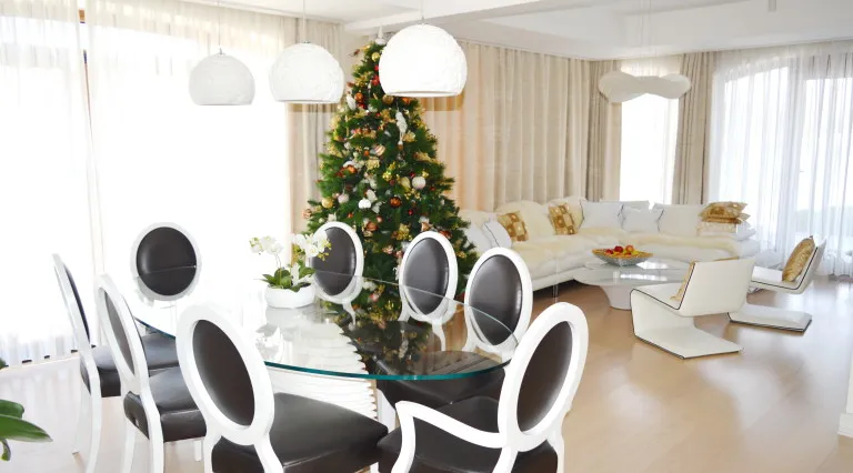 Helles Wohnzimmer mit Essbereich und Weihnachtsbaum in einer Villa in Tivat, Montenegro: moderne Möbel und Panoramafenster.