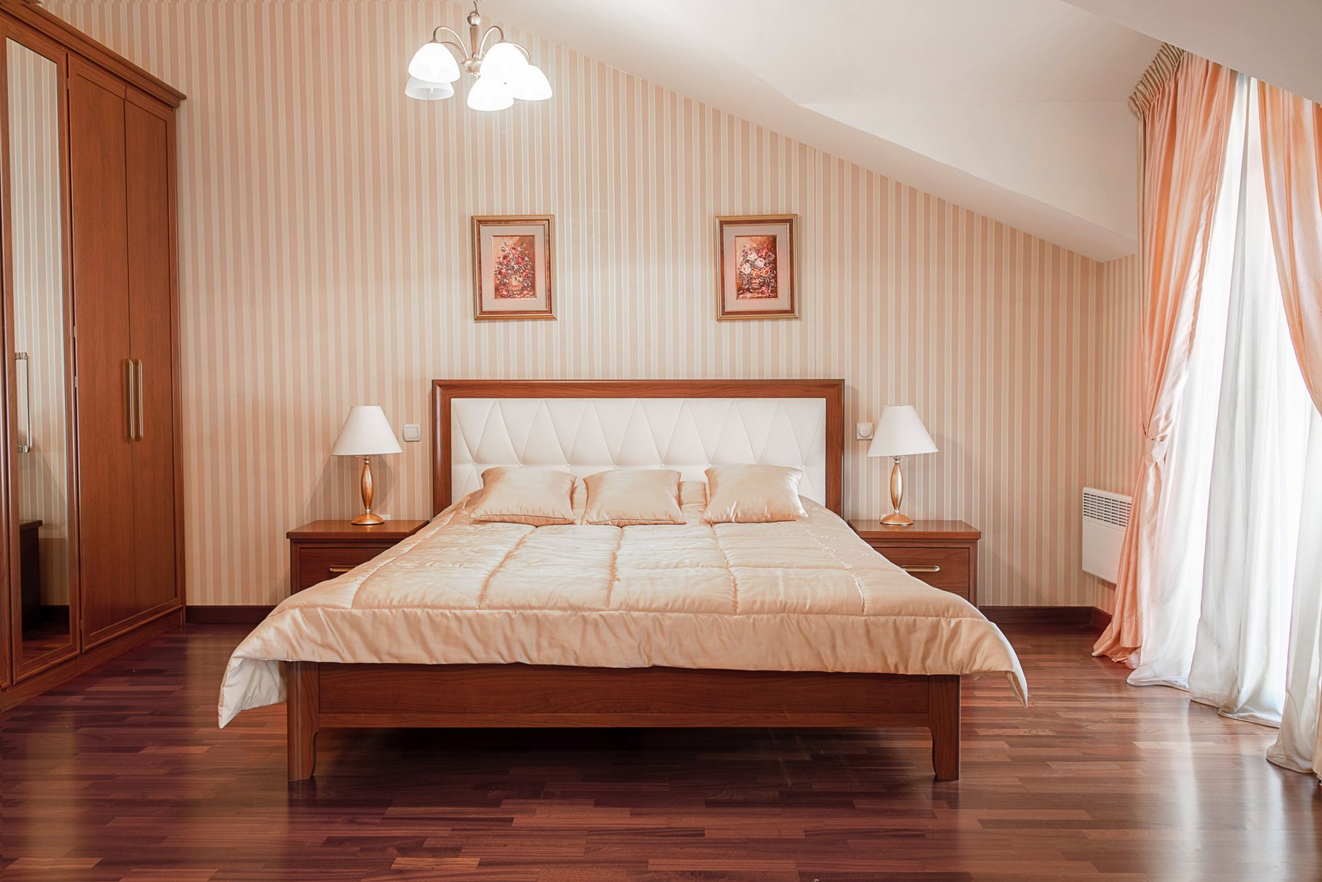 Chambre cosy avec lit double dans une maison de ville, Lastva, Monténégro : mobilier en bois et intérieur lumineux.