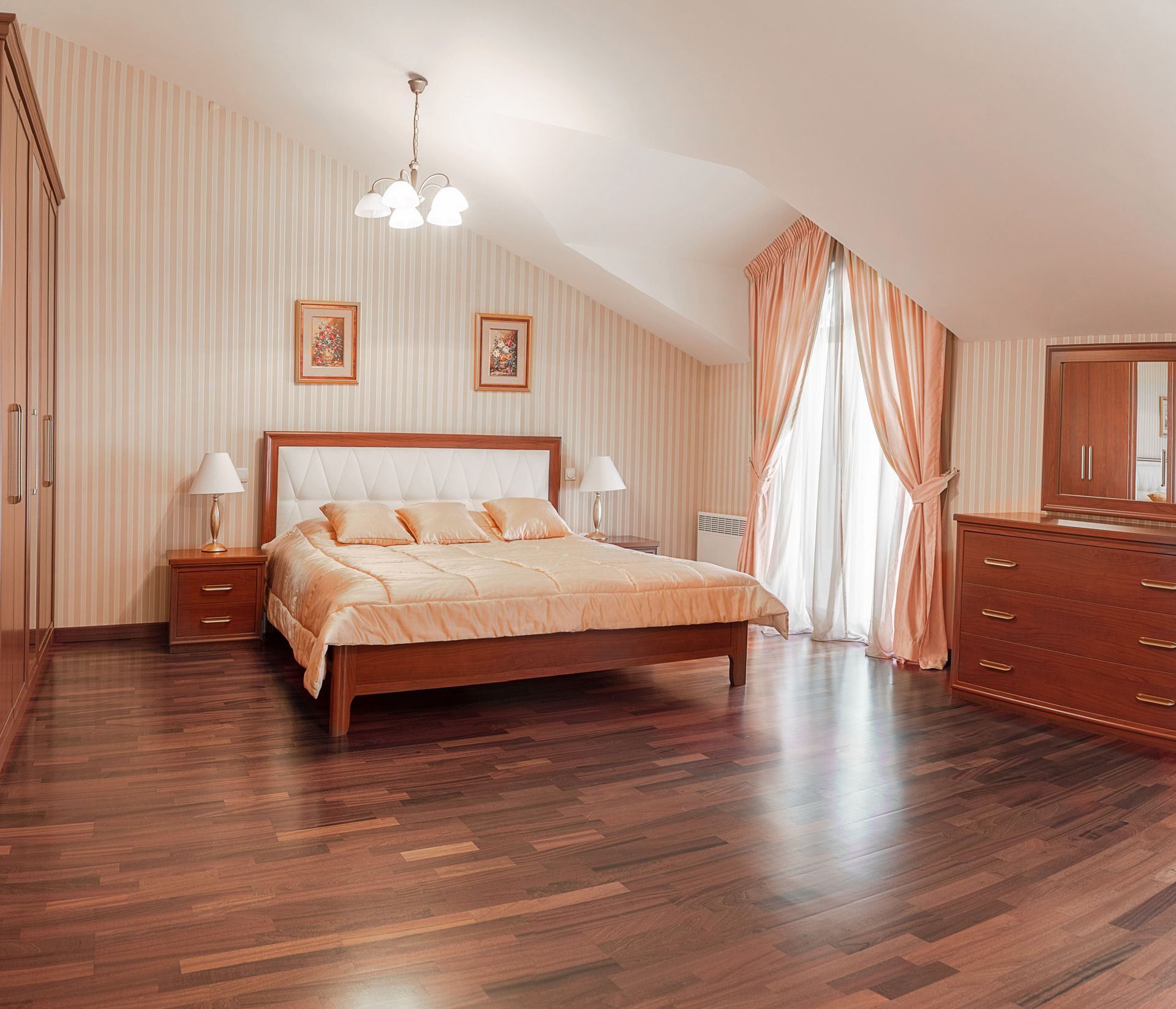 Chambre cosy dans une maison de ville à Lastva, Monténégro : lit double, mobilier en bois, parquet et fenêtres de toit.