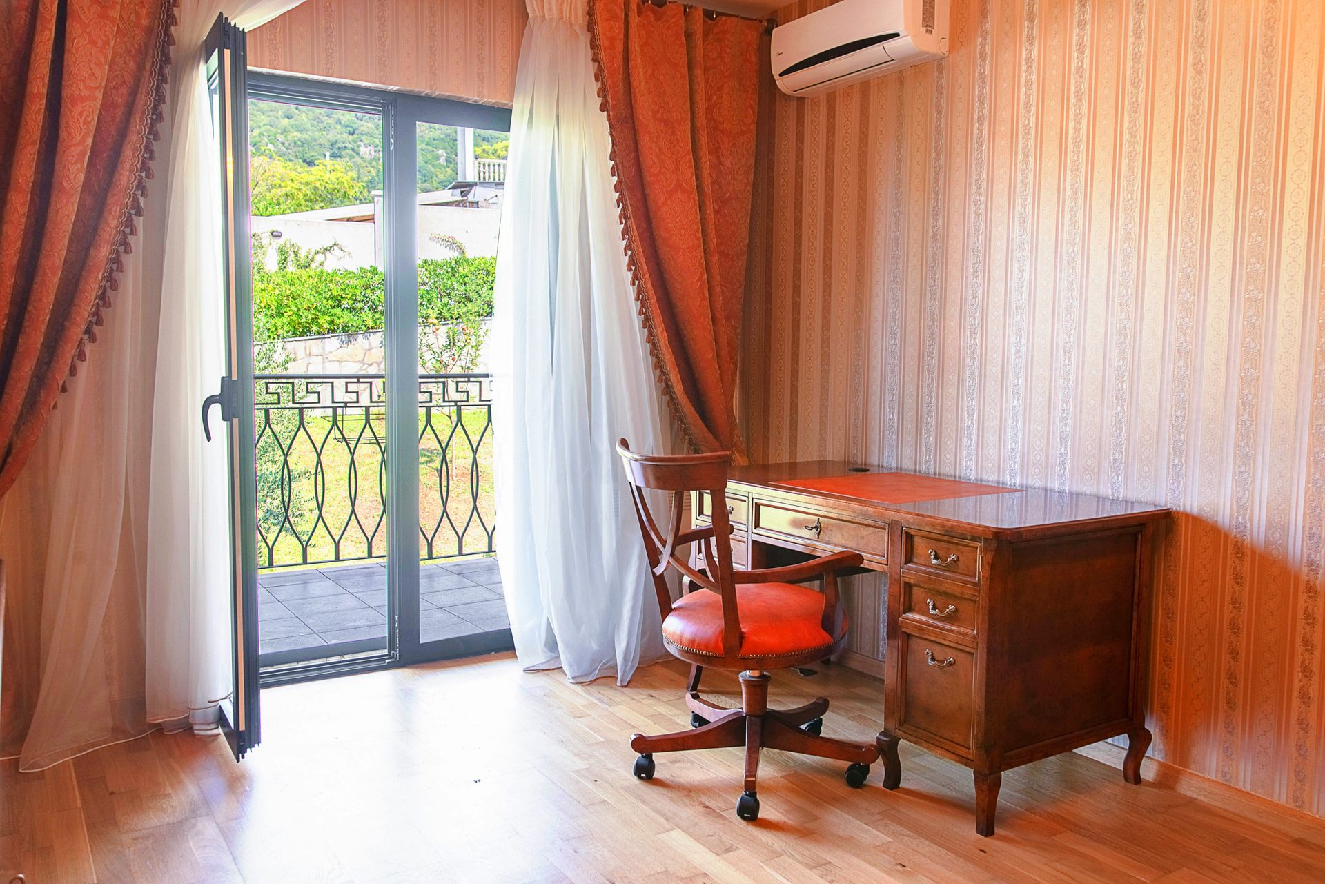 Bureau avec bureau ancien et accès à la terrasse dans une maison de ville, Lastva, Monténégro.