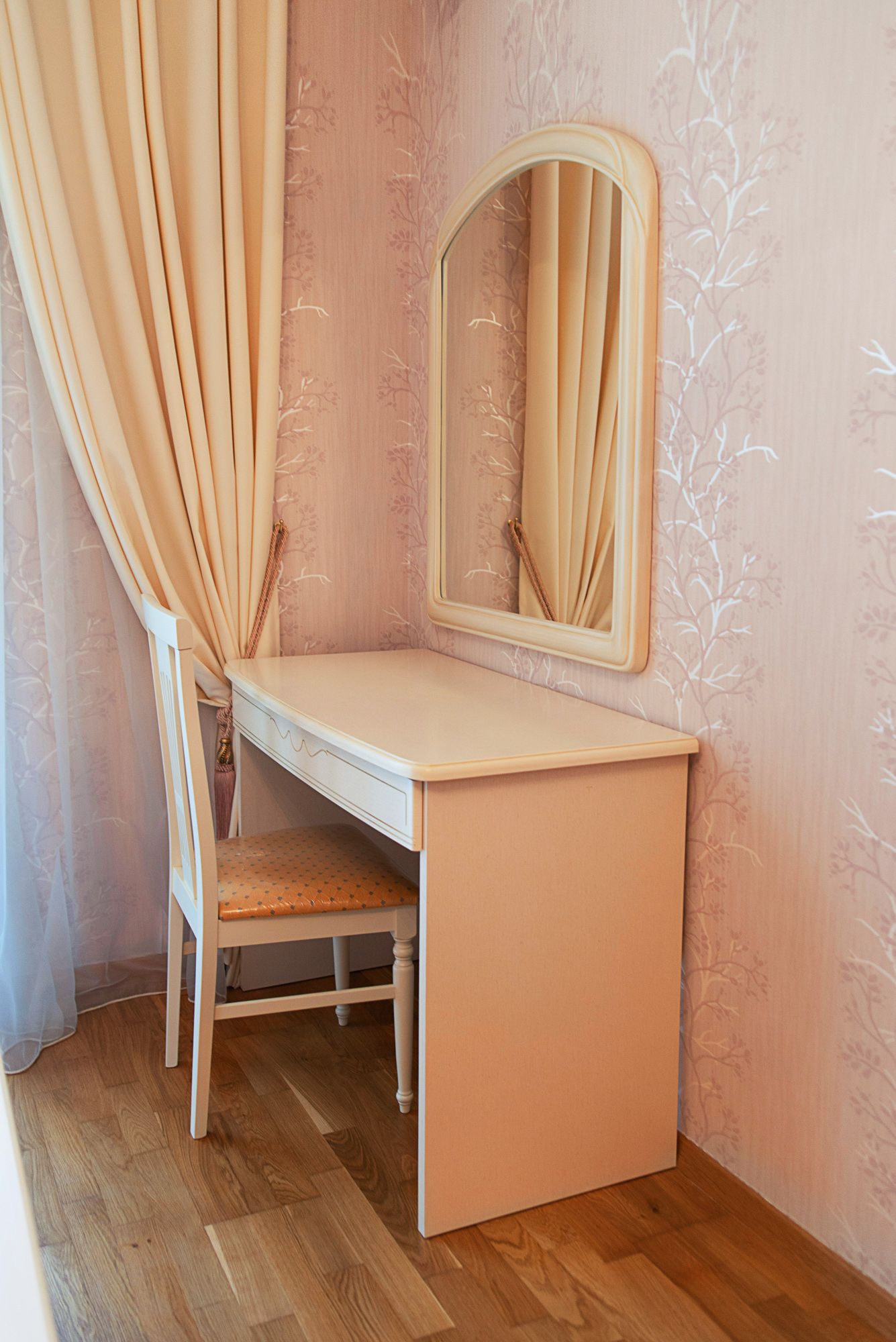 Coiffeuse avec miroir et chaise dans la chambre d’un townhouse à Lastva, Monténégro, avec finition murale classique.
