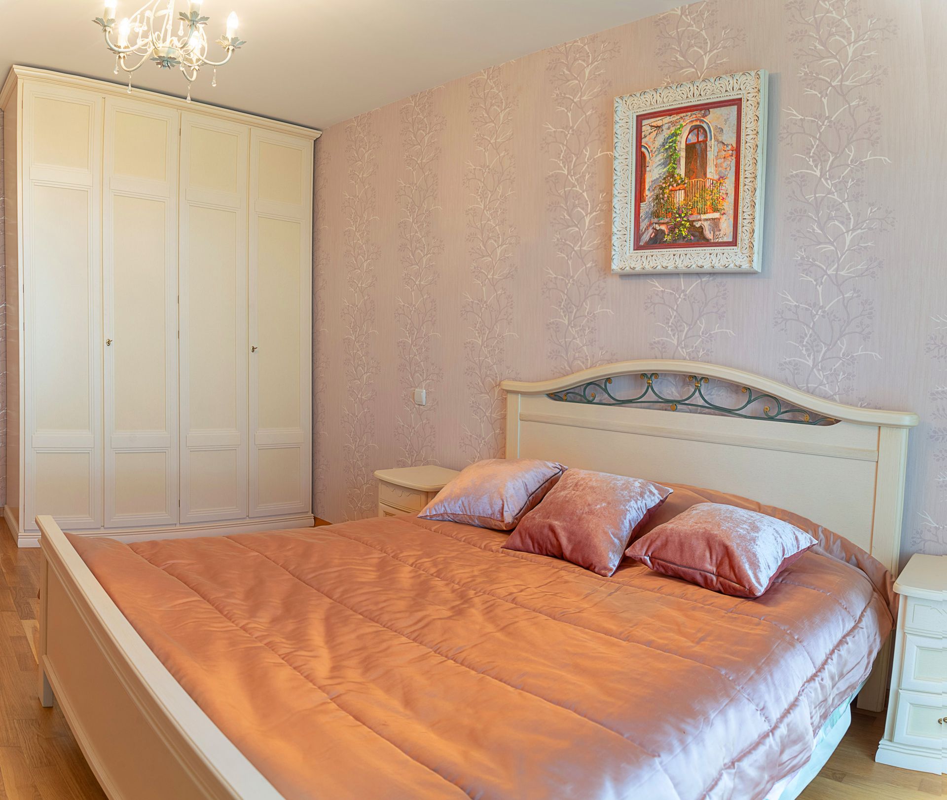 Chambre confortable avec lit double et armoire claire dans une maison de ville, Lastva, Monténégro. Intérieur classique.