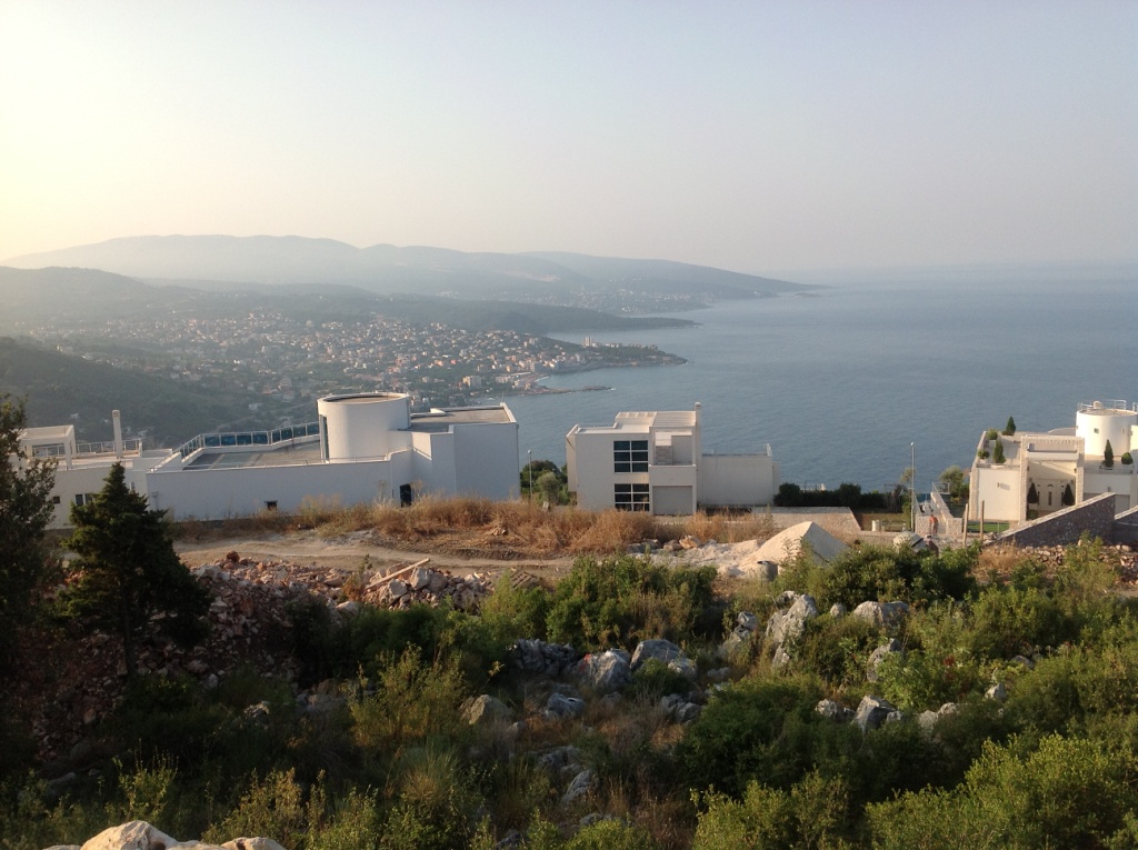 Panoramablick auf das Meer und moderne Villen vom Grundstück in Dobra Voda, Montenegro. Baugrundstück.