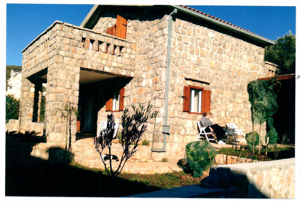 Zweigeschossige Villa aus Naturstein mit Terrasse in Luštica, Montenegro: Außenansicht des Hauses im mediterranen Stil.