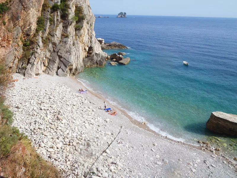 Malerischer Kiesstrand und felsige Küste in Perazića Do, Montenegro, Blick auf die Adria vom Grundstück aus.