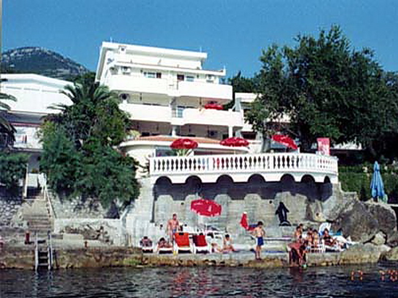Weißes Hotel in erster Meereslinie in Sutomore, Montenegro, mit eigener Terrasse, Balustrade und Strandbereich.