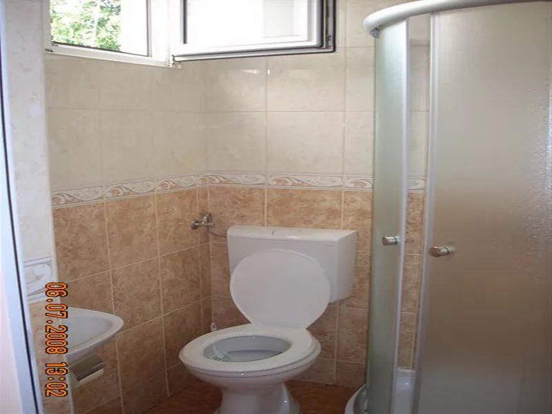 Ein kompaktes Badezimmer mit Toilette, Waschbecken und Duschkabine.