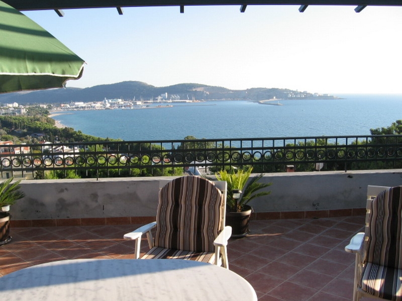 Balkon mit Tisch, Stühlen, Pflanzen und Meerblick
