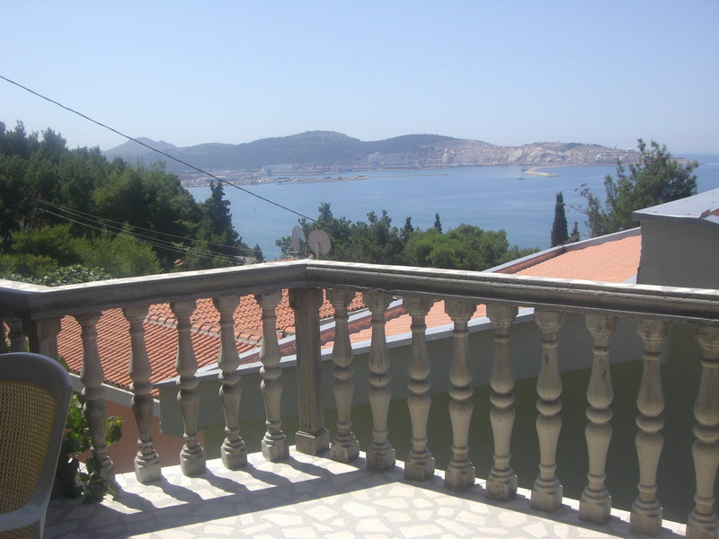 Blick vom Balkon mit Steinbalustrade auf das Meer und die Berge in einem Haus in Šušanj, Montenegro.